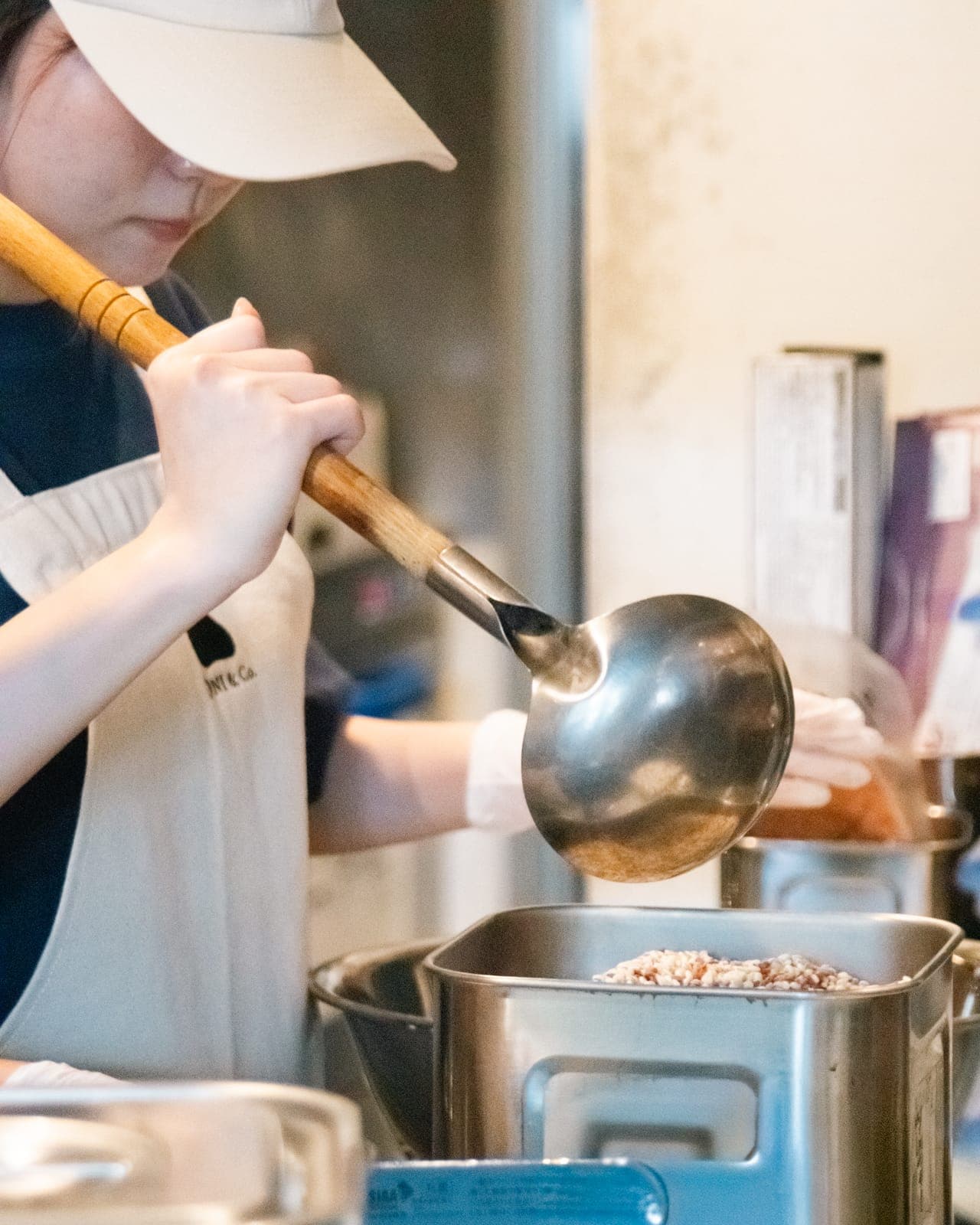 厨房で仕込みをする ONI&Co. のスタッフ